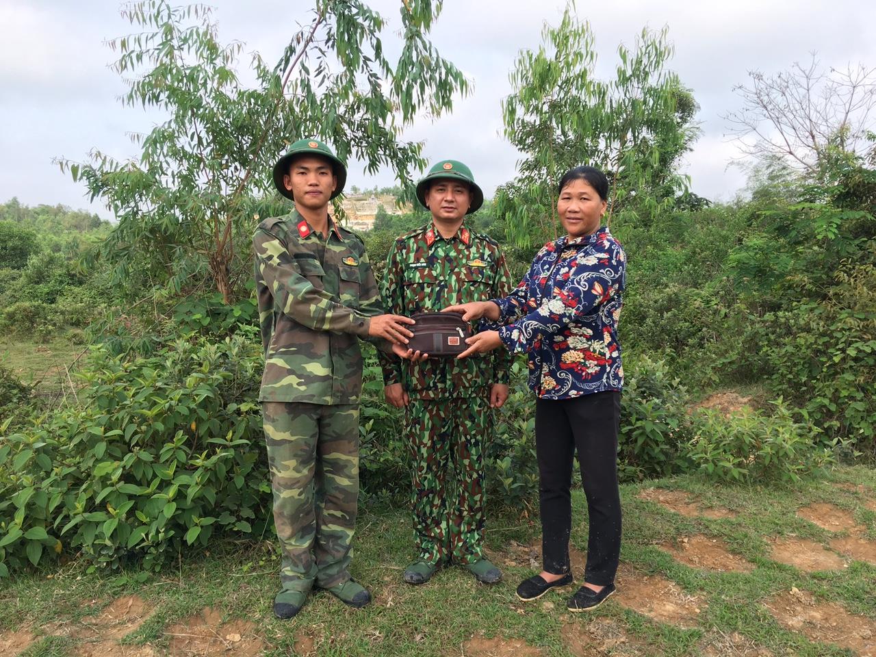 Chiến sĩ nhặt được hơn 20 triệu đồng trả lại người đánh mất